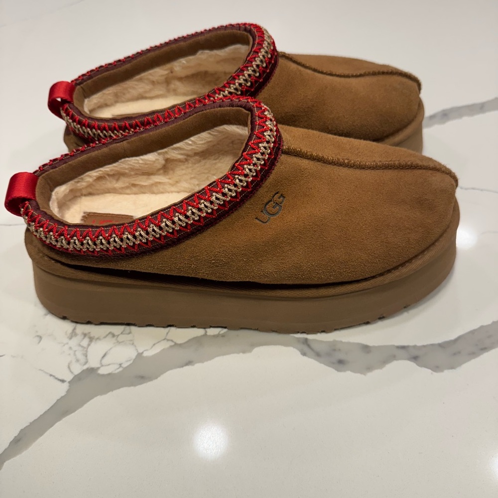UGG Tazz Suede Platform Clogs - Chestnut